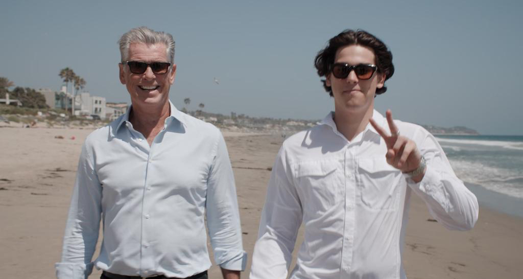 Pierce Brosnan et son fils, Paris Brosnan, lancent un appel vidéo pour lutter contre la pollution des déchets plastiques
