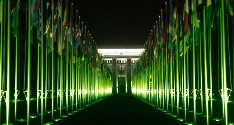 El Palacio de las Naciones de la ONU en Ginebra se vuelve verde cuando comienzan las conversaciones clave sobre el cambio climático en la COP-26, 1 de noviembre de 2021 