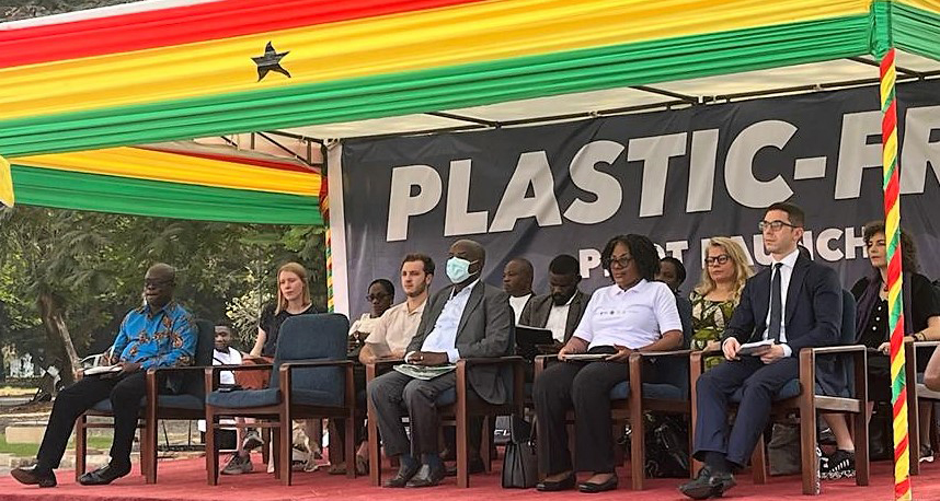 Natural packaging to fight plastic pollution: pilot project launched in Ghana